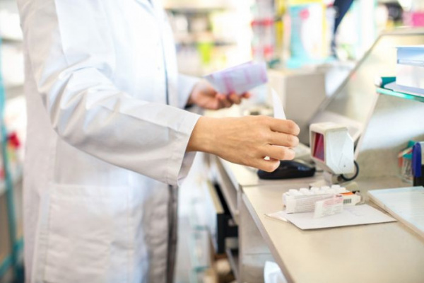 В августе впервые с марта продажи лекарств в аптеках показали двузначный рост