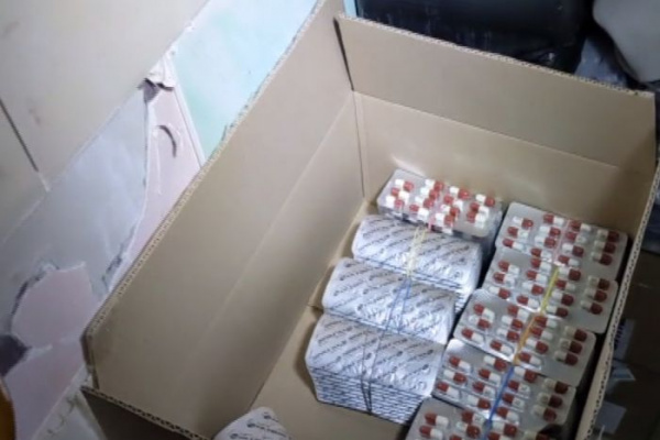 На юго-востоке Москвы полиция обнаружила аптеку, которая продавала сильнодействующие лекарства без рецепта. Сотрудники МВД обнаружили «Тропикамид», «Лирику» и «Феназепам».