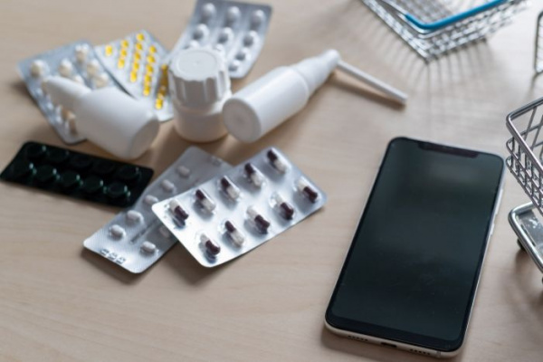 Маркетплейсам и несетевым аптекам разрешили онлайн-продажу безрецептурных лекарств с 1 сентября