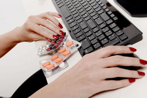 Росздравнадзор утвердил порядок выдачи разрешения на розничную онлайн торговлю лекарствами